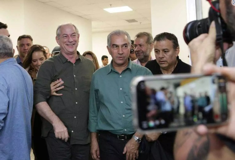 Lula fica com 45 e Bolsonaro sobe para 34 Ciro cai e Simone