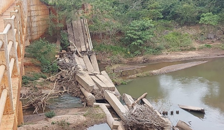 Ponte sobre o rio Santo Antônio desmoronou em 2 de janeiro de 2016 e custou R$ 3,5 milhões em valores atualizados (Foto: Reprodução)